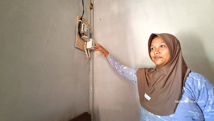 LISTRIK GRATIS: Nur Laila, 38, warga Kecamatan Temayang merasakan manfaat dari program listrik gratis DPKPCK Bojonegoro. (DEWI SAFITRI/RADAR BOJONEGORO)
