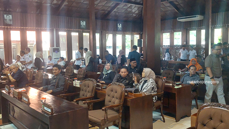 SEGERA BERTUGAS : Para politisi DPRD Blora saat rapat di gedung DPRD beberap waktu lalu. (LUKMAN HAKIM/RADAR BOJONEGORO)