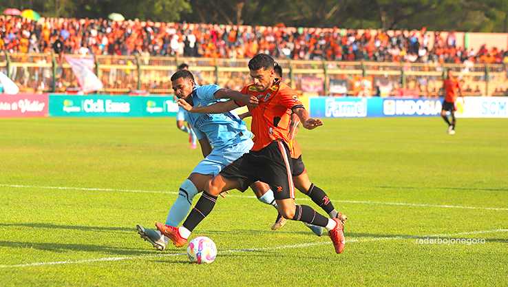 SOLID: V&iacute;tor Barata, pemain tengah Persibo dengan nomor punggung 7 merangsek tembok pertahanan Persela saat laga di Stadion Letjend Sudirman, Sabtu (12/10). (YUAN EDO RAMADHANA/RADAR BOJONEGORO)