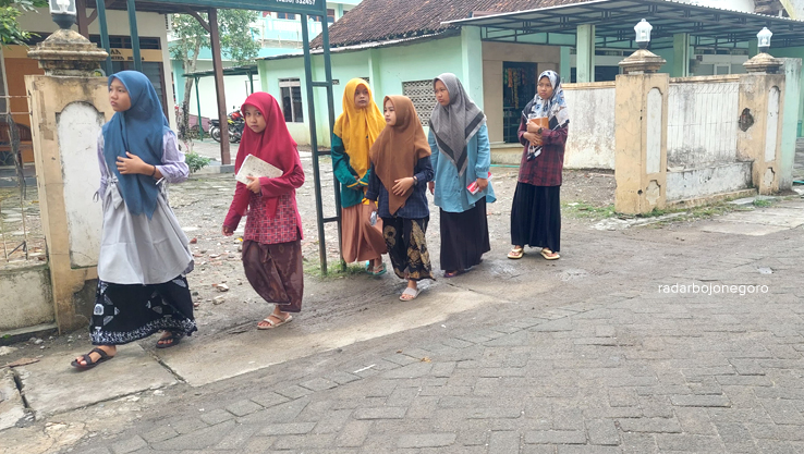 KHIDMAT : Para santri di Blora di halaman pesantren. Mereka bakal mengikuti apel hari santri di Lapangan Kridosono. (LUKMAN HAKIM/RADAR BOJONEGORO)