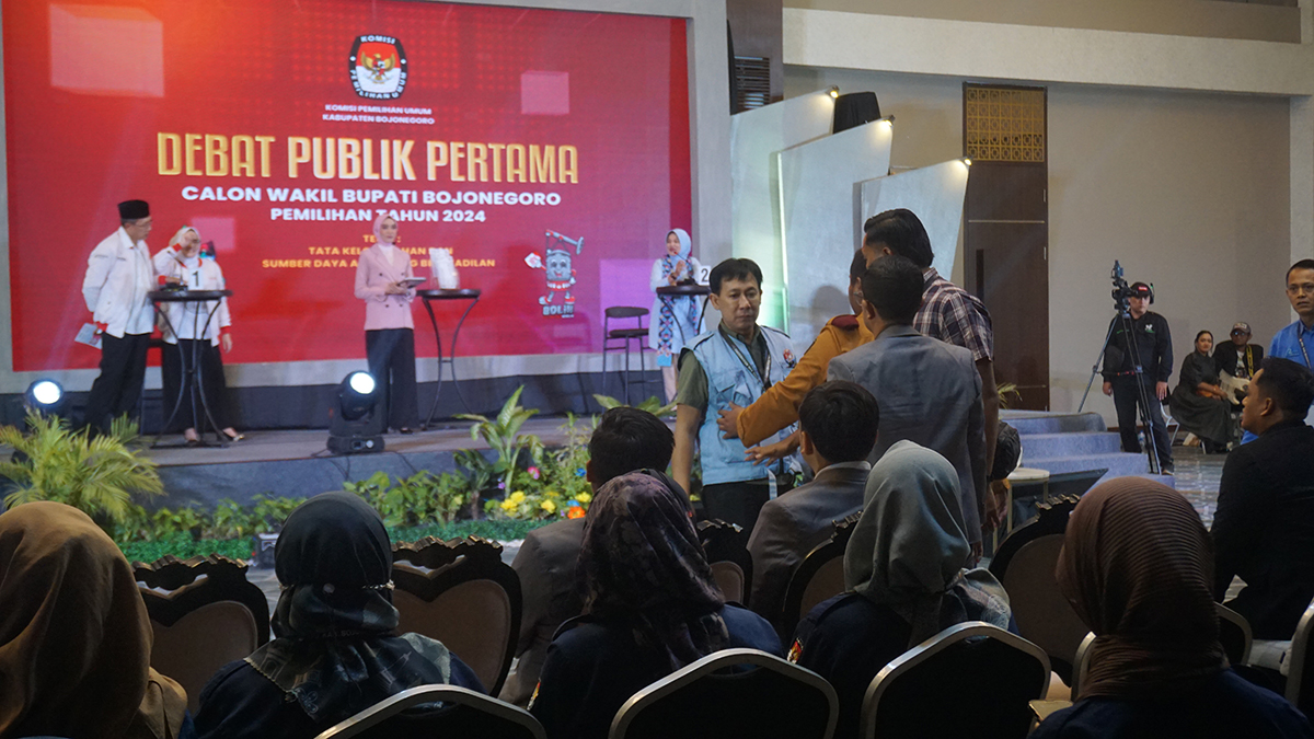 Debat Cawabup Bojonegoro yang sedianya berlangsung Sabtu lalu (19/10) dihentikan akibat situasi yang tidak kunjung membaik. (YUAN EDO/RADAR BOJONEGORO)