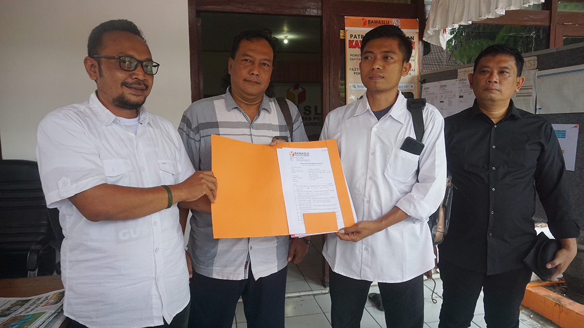 Ketua Tim Pemenangan Paslon 01 Hasan Abrori (paling kiri) menunjukkan dokumen laporan untuk Bawaslukab Bojonegoro di hadapan awak media. (YUAN EDO/RADAR BOJONEGORO)