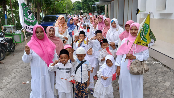 PERINGATI HSN: Santri di Desa Sumberarum, Kecamatan Dander menggelar pawai taaruf di tingkat desa. (DEWI SAFITRI/RADAR BOJONEGORO)