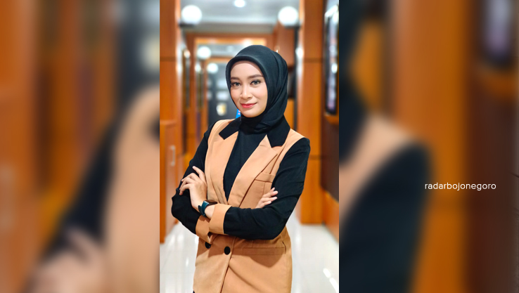 TETAP TENANG: Shima Perwira saat menjadi moderator debat perdana Pilkada Bojonegoro 2024. (DHANI WAHYU ALFIANSYAH/RADAR BOJONEGORO)