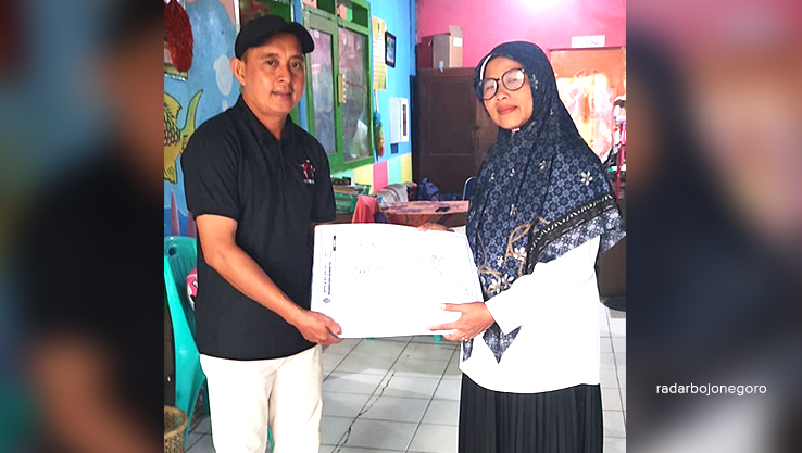 DISTRIBUSI MATERI: Tim distribusi Festival Kolase 2024 menyerahkan materi, para peserta mulai mengerjakan. (TIM EKSPEDISI/RADAR BOJONEGORO)