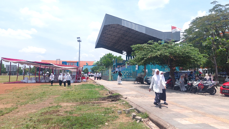 PERINGATAN HSN: Para santri berkumpul di Lapangan Kridosono dalam rangka memperingati Hari Santri Nasional 2024. (LUKMAN HAKIM/RADAR BOJONEGORO)