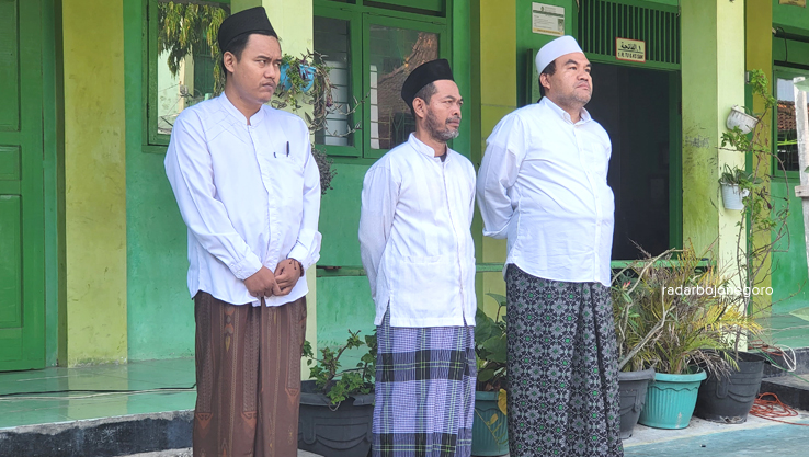 MOTIVASI: Cabup Nomor Urut 01 Arief Rohman berikan motivasi kepada para santi Ponpes An-Nur Seren dalam rangka momentum Hari Santri Nasional (HSN) 2024. (LUKMAN HAKIM/RADAR BOJONEGORO)