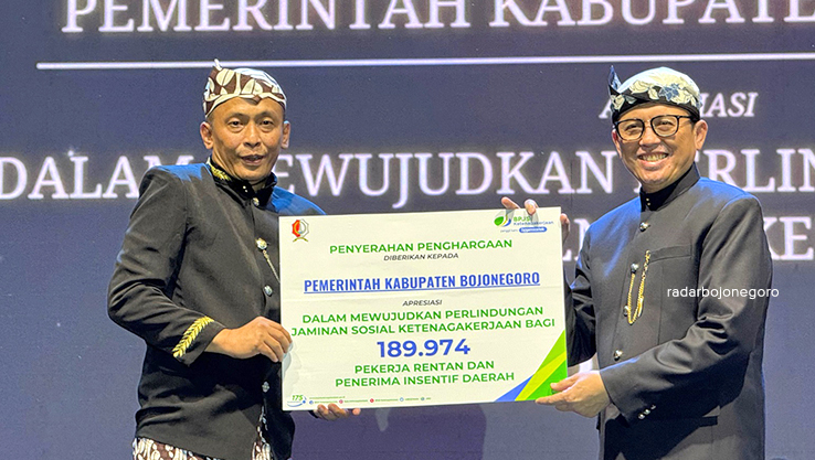 APRESIASI: Kepala BPJamsostek Cabang Bojonegoro Rd Edi Sasono (kiri) memberikan piagam penghargaan kepada Pj Bupati  Bojonegoro Adriyanto. Apresiasi kepada Pemkab Bojonegoro dalam mewujudkan perlindun
