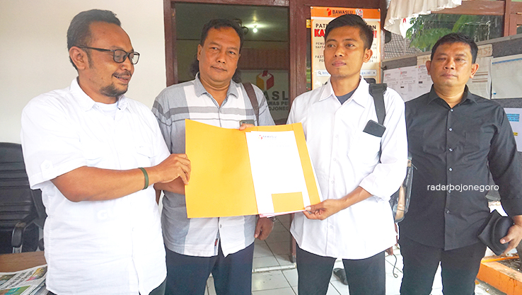 LAPORKAN DEBAT: Tim Paslon 01 Hasan Abrori didampingi Asep Awaludin dan tim hukumnya, menyerahkan berkas laporan ke Bawaslukab Bojonegoro kemarin. (YUAN EDO/RADAR BOJONEGORO)