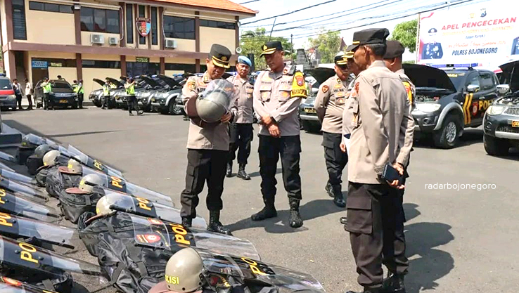 CEK KESIAPAN KEMANAN: Polda Jatim saat mengecek fasilitas pengamanan di Polres Bojonegoro untuk pengamanan Pilkada. (DHANI WAHYU ALFIANSYAH/RADAR BOJONEGORO)