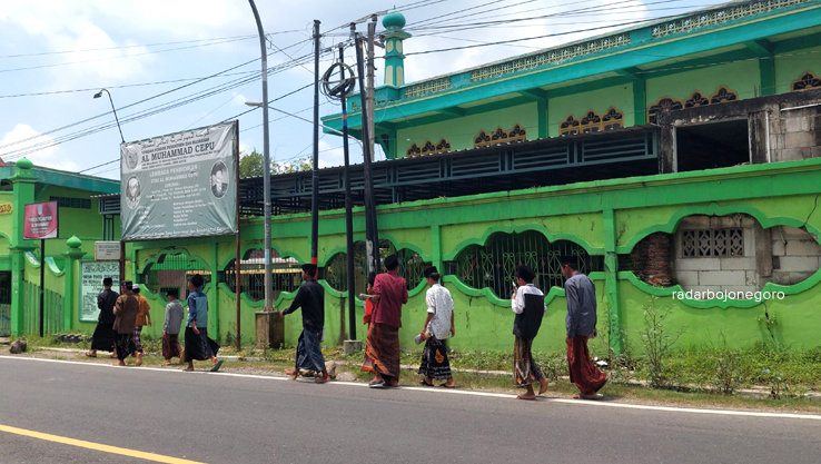 PESANTREN: Beberapa santri pondok pesantren Al Muhammad Cepu berjalan menuju pondok sambil membawa kitab.