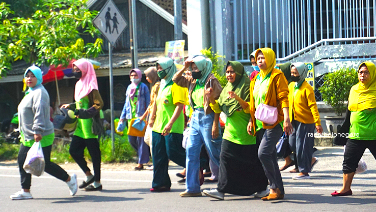 PULANG KERJA: Karyawan salah satu perusahaan di Bojonegoro sedang pulang kerja, masih banyak warga Bojonegoro yang merantu, karena minim lowongan. (YUAN EDO/RADAR BOJONEGORO)