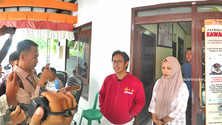 BELUM BEBERKAN HASIL: Bawaslukab Bojonegoro saat memberikan keterangan kepada awak media usai mengklarifikasi saksi, tapi belum membeberkan hasilnya. (DHANI WAHYU ALFIANSYAH/RADAR BOJONEGORO)