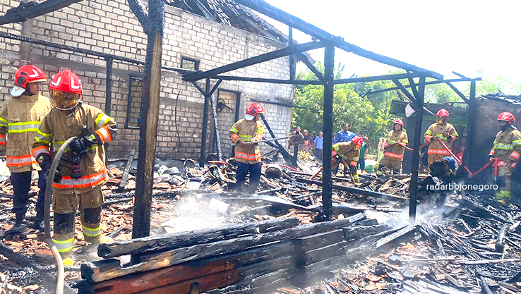 PADAMKAN API: Petugas sedang memadamkan api di Kecamatan Balen. Kebakaran selama ini didominasi di lahan dan perumahan. (IST.RADAR BOJONEGORO)