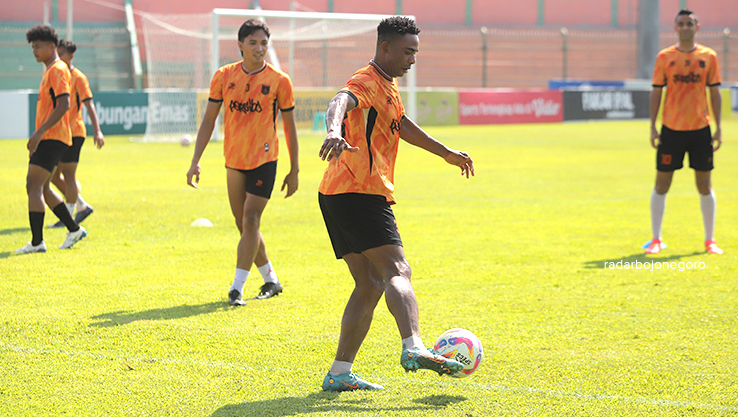 LATIHAN TAKTIK: Skuad Persibo latihan di Stadion Letjend Soedirman. Tim berjuluk The Giant Killer itu sudah siapkan taktik untuk menghadapi Rans Nusantara FC Sabtu (26/10). (YUAN EDO/RADAR BOJONEGORO)