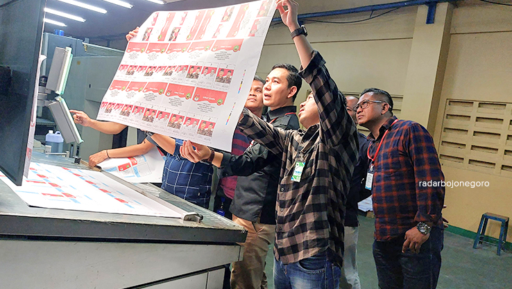 PILKADA: Pihak KPU, Bawaslu, dan Polres Blora melakukan monitoring proses produksi surat suara Pilkada Blora 2024 di CV Arya Duta turut Kecamatan Cibinong, Kota Bogor. (ISTIMEWA/RADAR BOJONEGORO)