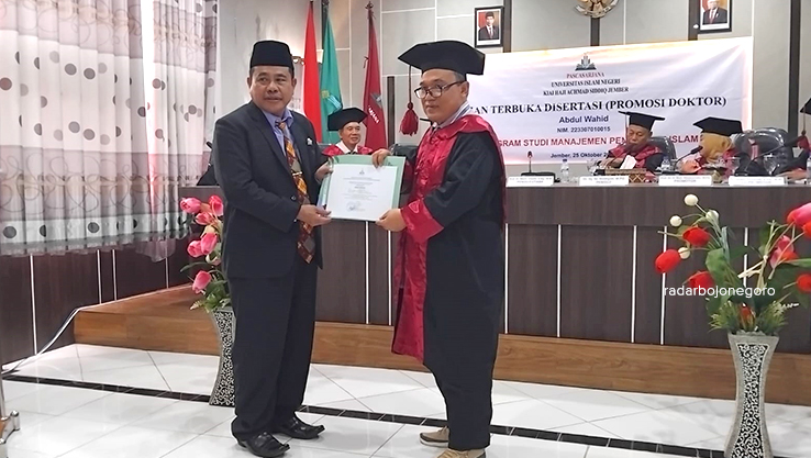 MENGINSPIRASI: Kepala Kantor Kemenag Bojonegoro Abdul Wahid (kiri) telah berhasil meraih gelar doktor dengan predikat cumlaude di UIN Kiai Haji Achmad Siddiq Jember. (ISTIMEWA/RADAR BOJONEGORO)
