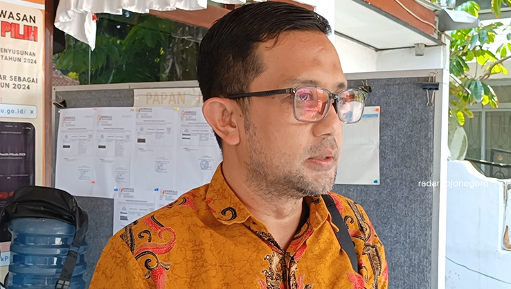KLARIFIKASI: Ketua KPU Bojonegoro Robby Adi Perwira memenuhi panggilan dan memberikan klarifikasi perihal batalnya debat publik perdana Pilkada Bojonegoro di kantor. (YUAN EDO RAMADHANA/RADAR BOJONEGO