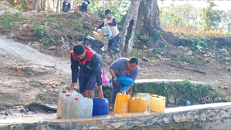 KEKERINGAN: Sumur mengering, warga Desa Jurangrejo, Kecamatan Bogorejo mengantre ambil air di sendang yang mulai menipis menggunakan jeriken. (M. LUKMAN HAKIM/RADAR BOJONEGORO)