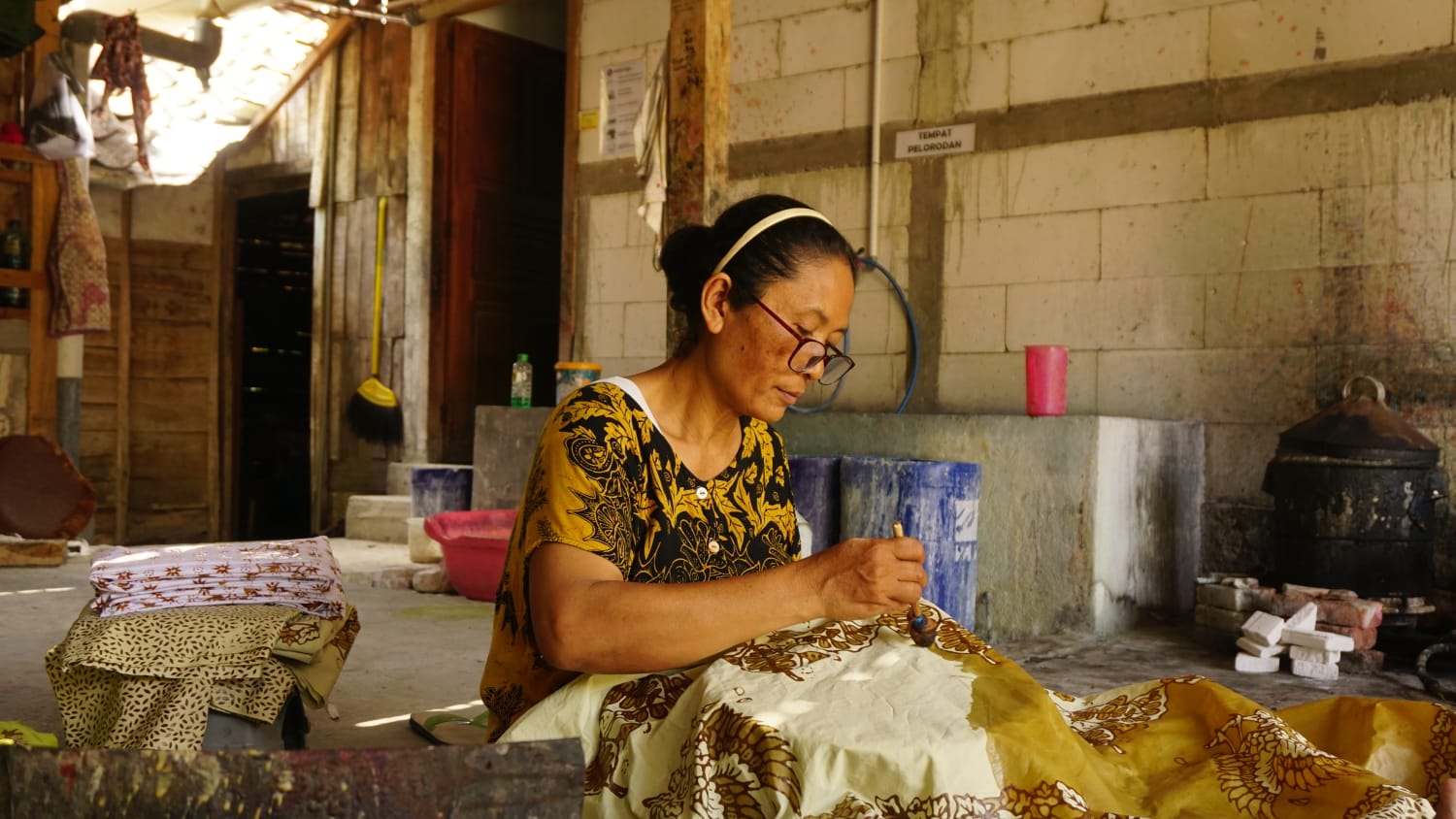 BATIK JONEGARAN: Para pekerja di rumah produksi Batik&rsquo;e Seto tampak serius membatik sesuai pola yang telah dibuat. (FARHAN REZA ARDIANSYAH/RADAR BOJONEGORO)