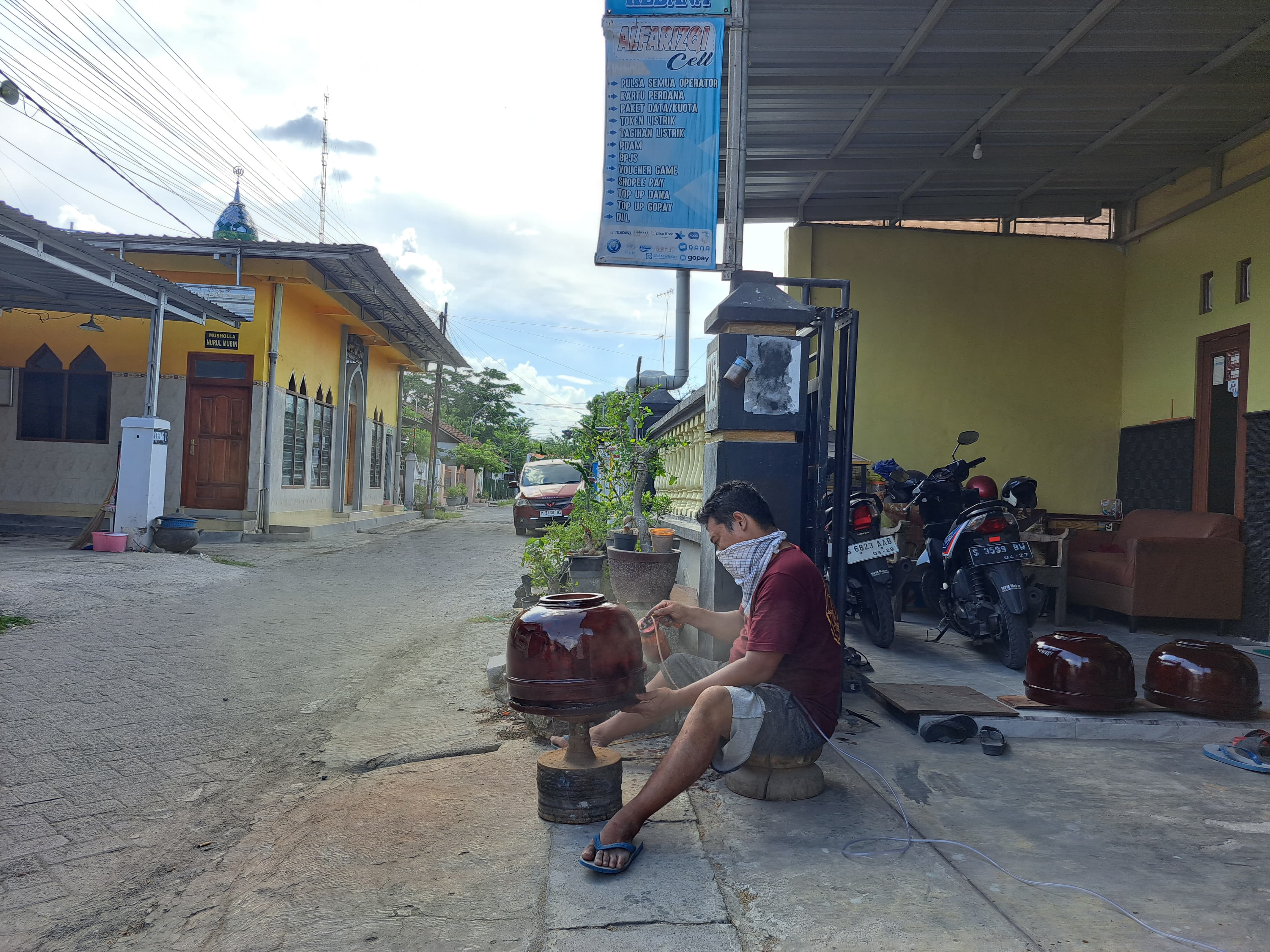 TAHAP FINISHING: Rebana sedang dalam proses pengecatan akhir. Selanjutnya, akan dipasang kulit kambing. (AHMAD NAWAF TIMYATI FANDAWAN/RADAR BOJONEGORO)