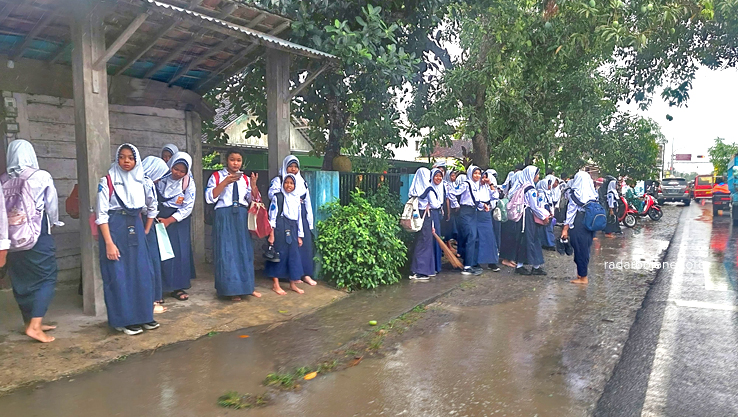 DIDATA: Pelajar di Blora yang masuk penerima Kartu Blora Pintar di data ulang oleh dinas pendidikan. (M. LUKMAN HAKIM/RADAR BOJONEGORO)