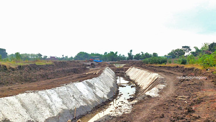 BELUM SELESAI : Embang Nglebok pengerjaanya ditargetkan selesai pertengahan Desember mendatang. (LUKMAN/RADAR BOJONEGORO)