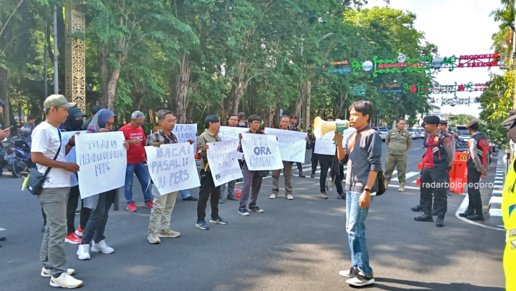 SERUAN MORAL: Jurnalis yang tergabung AJI-PWI Bojonegoro aksi tuntut kebebasan pers di depan kantor Pemkab Bojonegoro Senin (28/10). (M.SUAEB/RADAR BOJONEGORO)