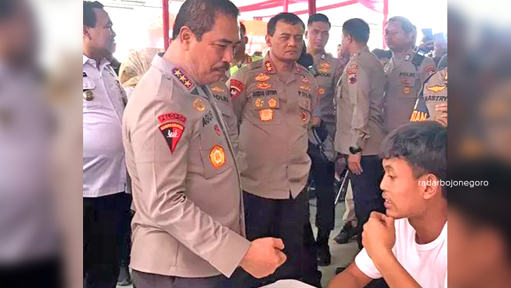 INSPIRASI: Komjen Pol Agus Andrianto saat beri motivasi ke salah satu siswa di Blora, Juli 2023 lalu. (RAHUL OSCARRA DUTA/RADAR BOJONEGORO)