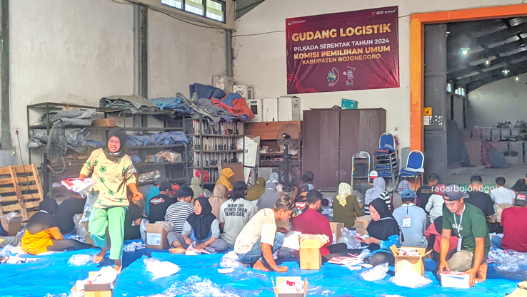 SURAT SUARA: Pekerja mulai menyortir dan melipat surat suara Pilkada 2024.  (IST/RADAR BOJONEGORO)