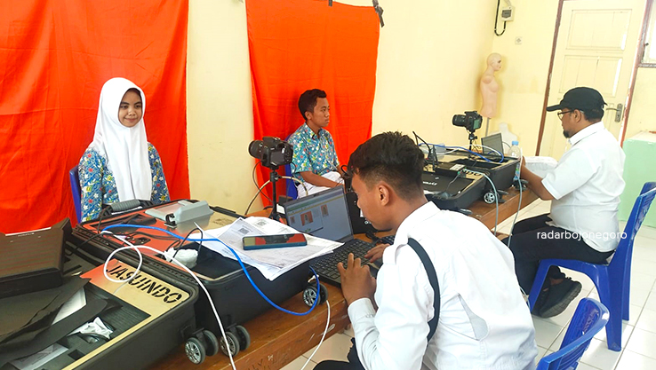 ANTIRIBET: E-KTP dan berbagai surat pribadi bisa diurus di pemdes seantero Bojonegoro. (ISTIMEWA/RADAR BOJONEGORO)