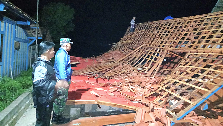 ANGIN KENCANG: Satu rumah roboh di Kecamatan Jati akibat diterjang hujan disertai angin kencang, Senin lalu (28/10). (ISTIMEWA/RADAR BOJONEGORO)