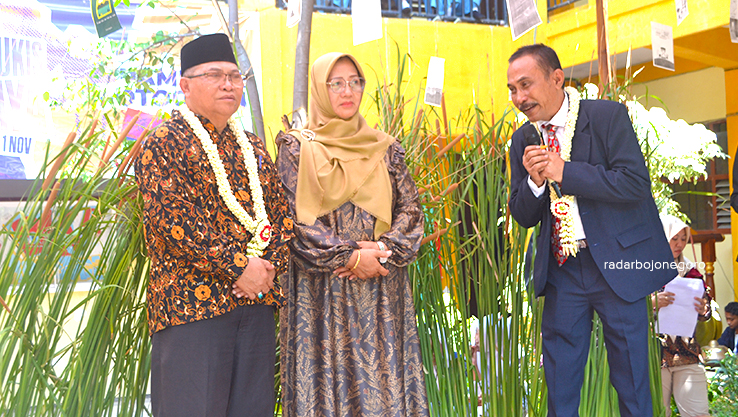 MANDEG PANDITO: Kepala SMKN 1 Bojonegoro Roedie Agus Setiyoono, S.Pd, MM.Pd. mengucapkan terimakasih kepada Pengawas pembina SMK Drs Teguh Supriyadi M.M di dampingi istri yang memasuki purna tugas.