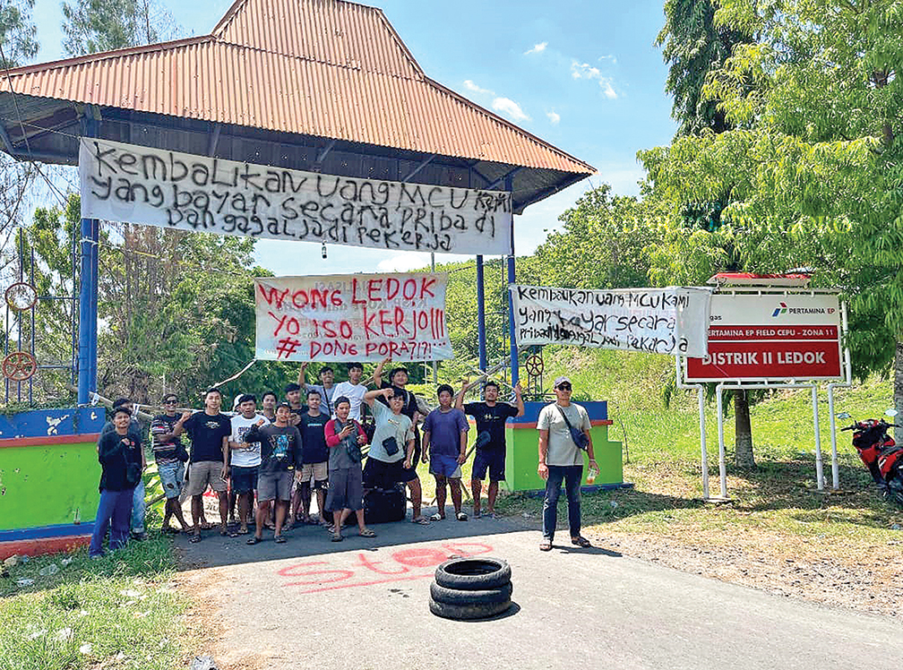 BLOKIR: Akses masuk ke lapangan Distrik II Ledok diblokir oleh warga Desa Ledok, Kecamatan Sambong kemarin (30/10). Mereka menuntut penambangan tenaga kerja lokal. (M. LUKMAN HAKIM/RADAR BOJONEGORO)