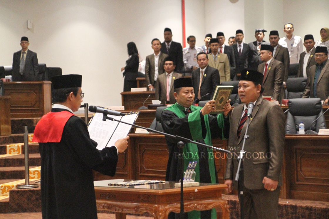 RESMI DILANTIK: Bambang Sutriyono menjalani prosesi pengambilan sumpah janji jabatan sebagai Pimpinan DPRD Bojonegoro di Rapat Paripurna Istimewa kemarin (30/10). (ISTIMEWA/RADAR BOJONEGORO)