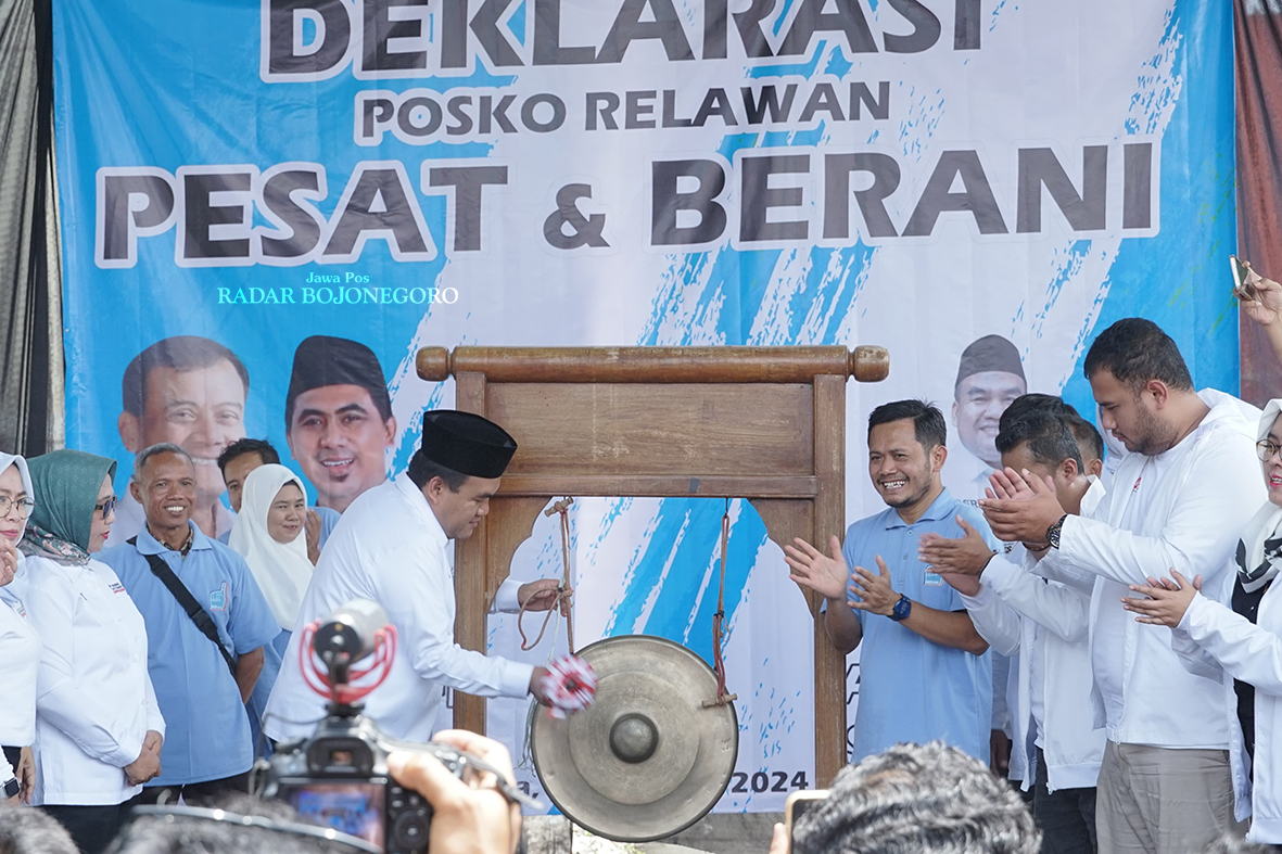 SOLID: Puluhan kelompok relawan dari lintas profesi memberikan dukungan kepada paslon nomor urut 01 Arief Rohman-Sri Setyorini (Asri). (ISTIMEWA/RADAR BOJONEGORO)