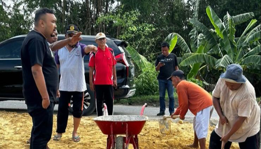 PERBAIKAN: Paslon Abdi menindaklanjuti keluhan masyarakat. Salah satunya keluhan perihal jalan rusak. Cawabup nomor urut 02 Andika Adikrishna beri bantuan pasir grosok. (ISTIMEWA/RADAR BOJONEGORO)