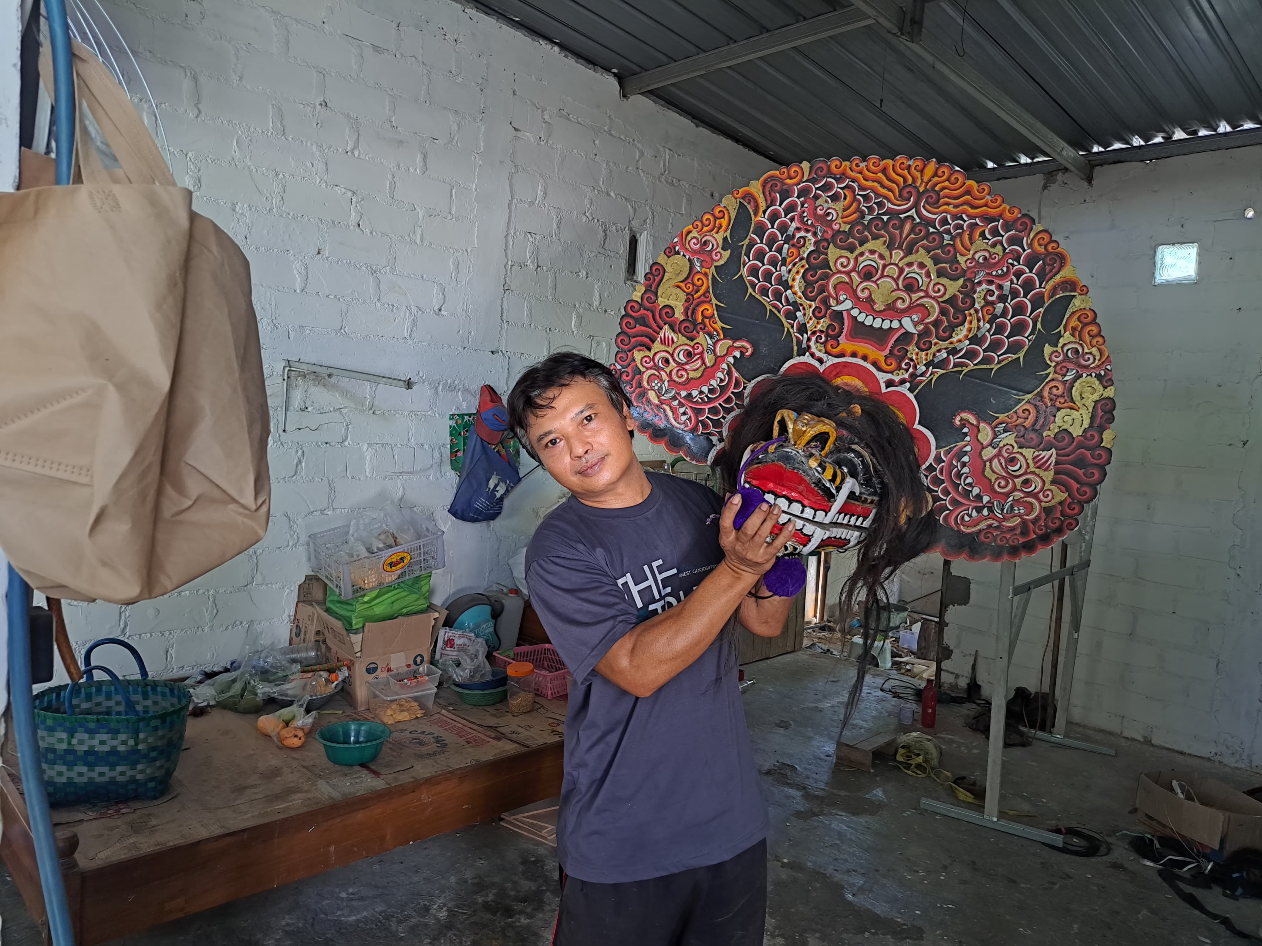USAHA KELUARGA: Kerajinan barongan diproduksi oleh Sumantri di Desa Mojodeso, Kecamatan Kapas, Bojonegoro. Usaha tersebut merupakan turun-temurun yang mana pusatnya berada di Malang. (AHMAD NAWAF TIMY