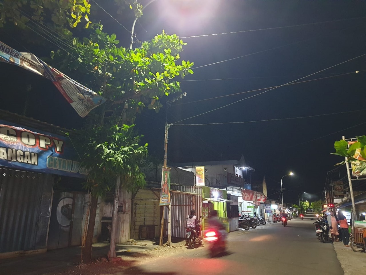 Masyarakat Bojonegoro kini tidak perlu takut untuk berpergian di malam hari. Dengan adanya PJU dan PJL yang lebih baik, bahkan sektor ekonomi turut terdongkrak. (HAKAM ALGHIVARI/RADAR BOJONEGORO)