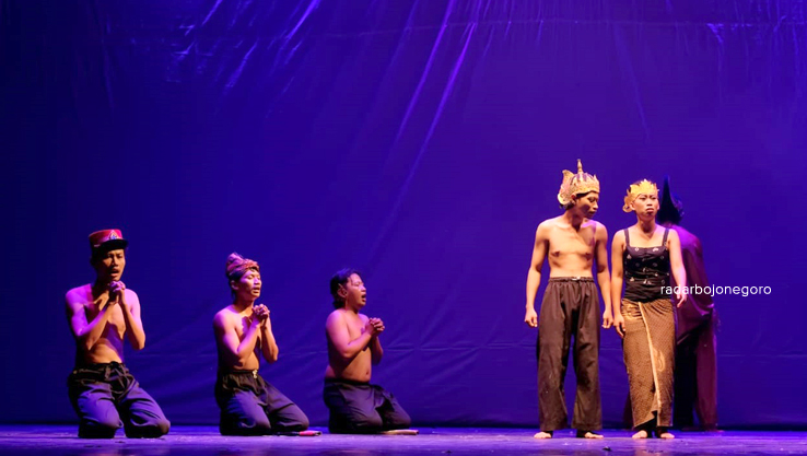 MEMUKAU: Sandur Bojonegoro saat tampil di Parade Teater Jawa Timur 2024. (DHANI WAHYU ALFIANSYAH/RADAR BOJONEGORO)