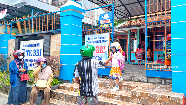PULANG SEKOLAH: Para orang tua sedang menjemput anaknya pulang tepat di depan sekolah TK BRI turut Kecamatan Blora Kota. (M. LUKMAN HAKIM/RADAR BOJONEGORO)