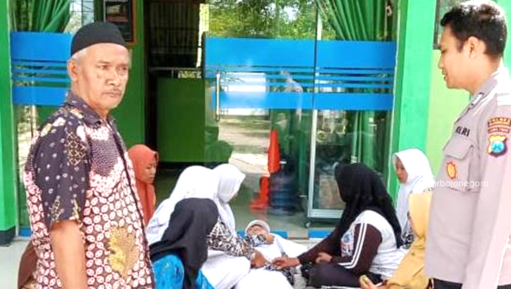 SISWA PINGSAN: Ada siswi SMPN 1 Kedewan pingsan diduga karena kesurupan. Pihak sekolah minta bantuan kiai setempat, juga koordinasi dengan Polsek Kedewan. (ISTIMEWA/RADAR BOJONEGORO)