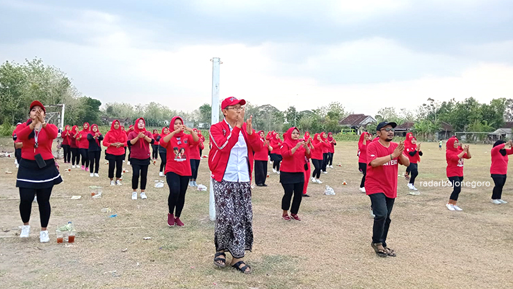SENAM SICITA: Cabup Nomor 01 Teguh Haryono senam Sicita dan silaturrahmi di tokoh masyarakat Kecamatan Ngasem. (TIM PEMENANGAN TEGUH-FARIDA)