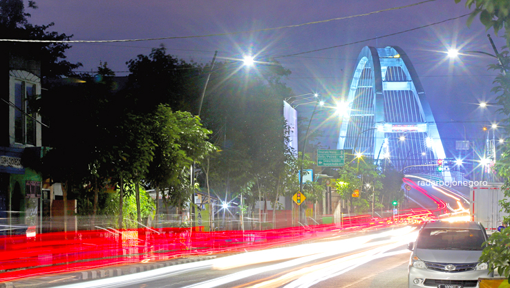 Jembatan Sosrodilogo merupakan salah satu objek strategis yang dinamai dari pahlawan asal Bojonegoro sebagai bentuk penghormatan. (HAKAM ALGHIVARI/RADAR BOJONEGORO)