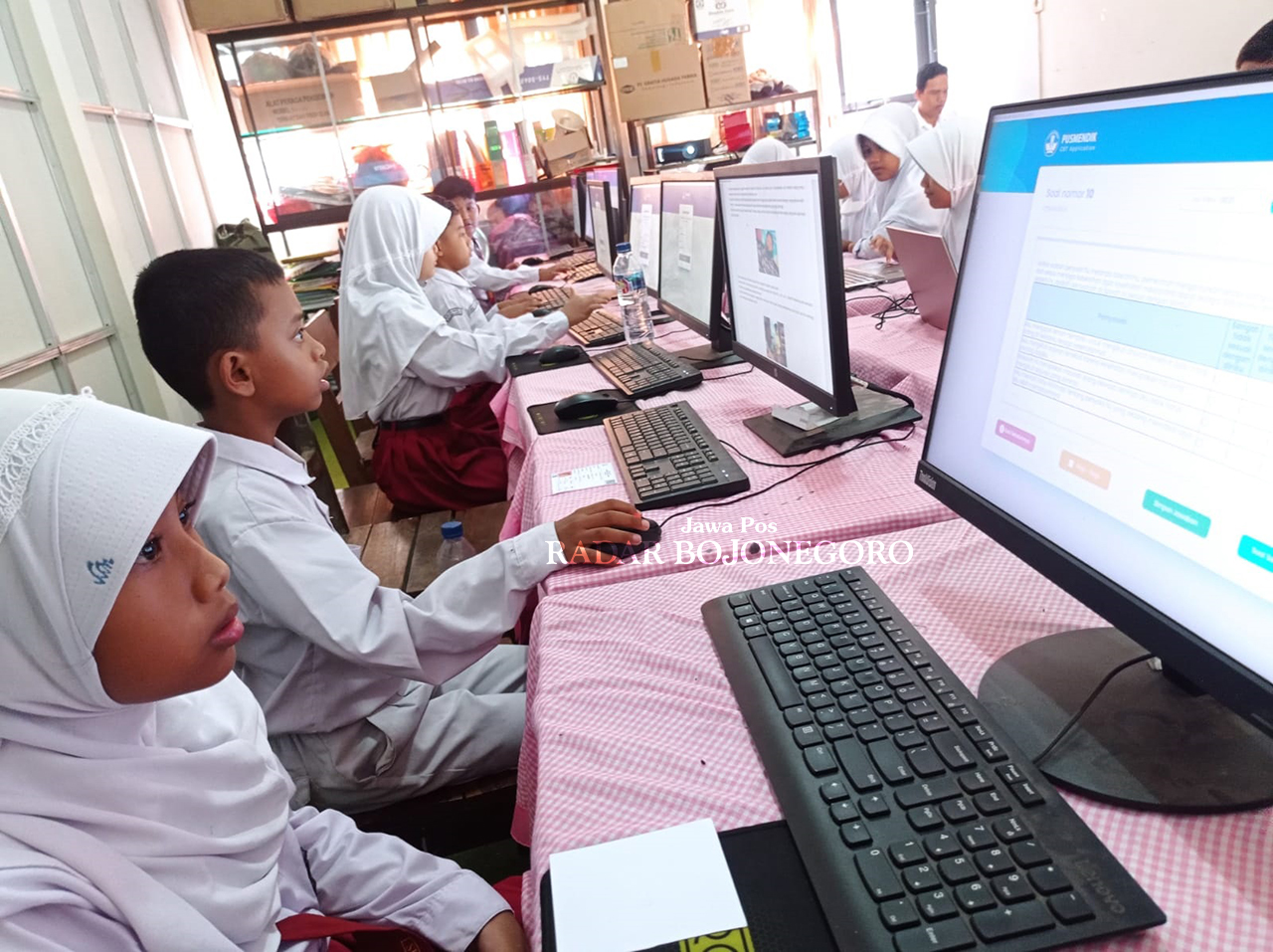 SERIUS: Siswa SD sedang menjalani ANBK dengan serius di tahap pertama (IRVAN ROMADHON/RADAR BOJONEGORO)