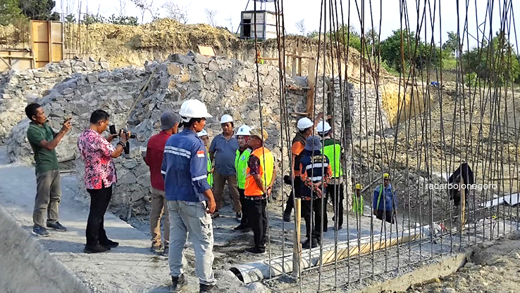 SIDAK PROYEK: Plt Bupati Blora didampingi DPUPR setempat sedang monev Bendungan Sambongrejo. (ISTIMEWA/RADAR BOJONEGORO)