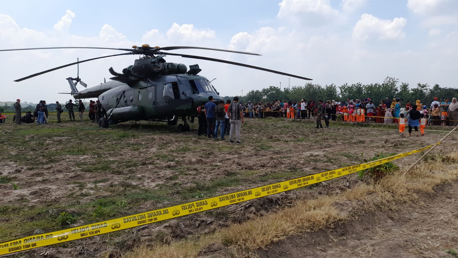 MENDARAT DARURAT: Helikopter angkut Mi-17 milik TNI AD mendarat darurat di persawahan warga Dusun Tindik, Desa Kadengan, Kecamatan Randublatung, Kabupaten Blora. Karena mesin rusak kemarin (2/11) sore