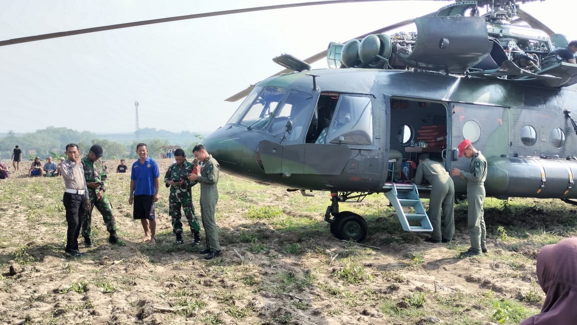 MENDARAT DARURAT: Helikopter angkut Mi-17 milik TNI AD mendarat darurat di persawahan warga Dusun Tindik, Desa Kadengan, Kecamatan Randublatung, Kabupaten Blora. Karena mesin rusak kemarin (2/11) sore