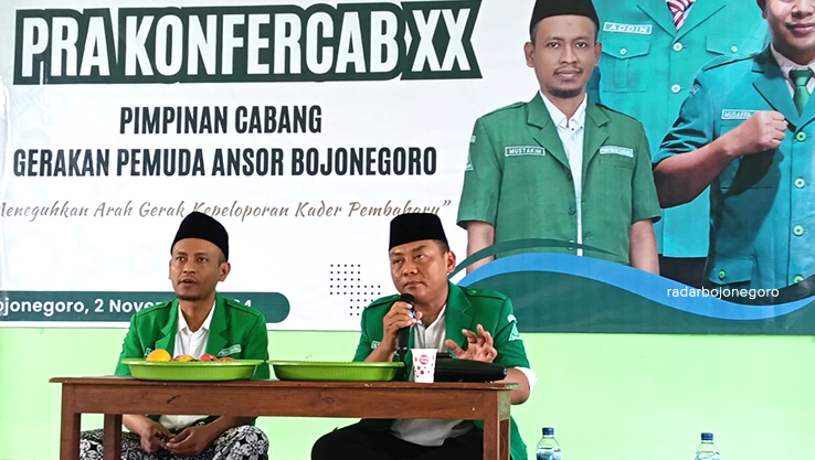 PRA KONFERCAB: PP GP Ansor Hasan Bisri (kanan) didampingi Ketua PC GP Ansor Bojonegoro Mustakim menjelaskan kepada peserta pra konfercab tentang kebijakan konfercab di tahun. (M. SUAEB/RADAR BOJONEGOR