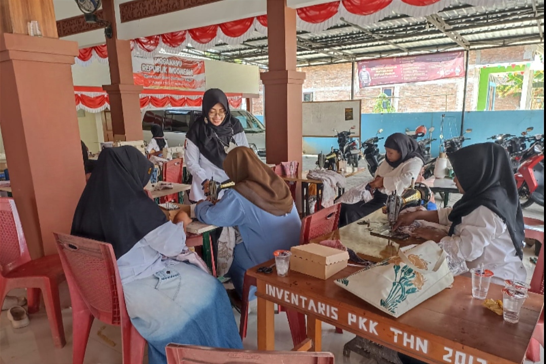 Paket pelatihan menjahit dari Dinperinaker Bojonegoro di Desa Kandangan, Kecamatan Trucuk.